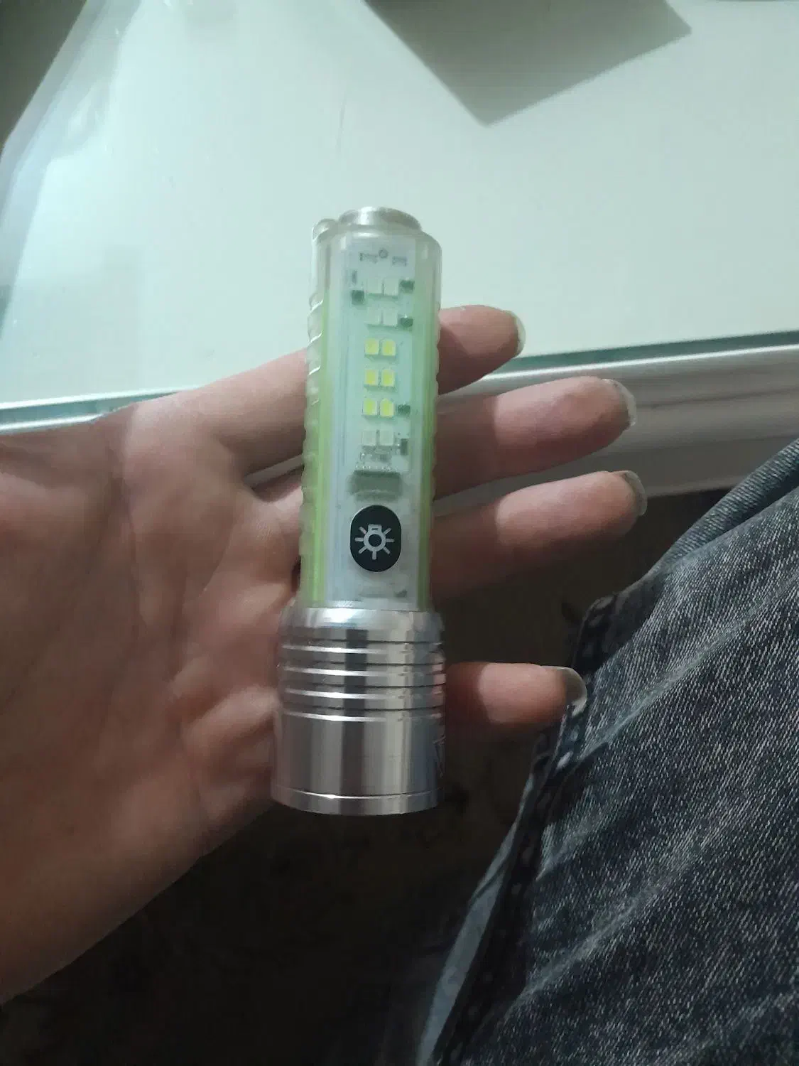 چراغ قوه‌ پلیسی دارای ۸ نوع چراغ  مختلف شارژی|کوهنوردی و کمپینگ|گرگان, |دیوار