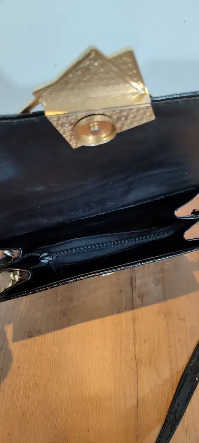 کیف مجلسی|کیف، کفش، کمربند|مشهد, پایگاه شکاری|دیوار