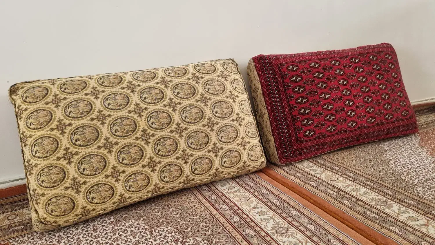 پشتی یک جفت ابری|پشتی|اراک, |دیوار