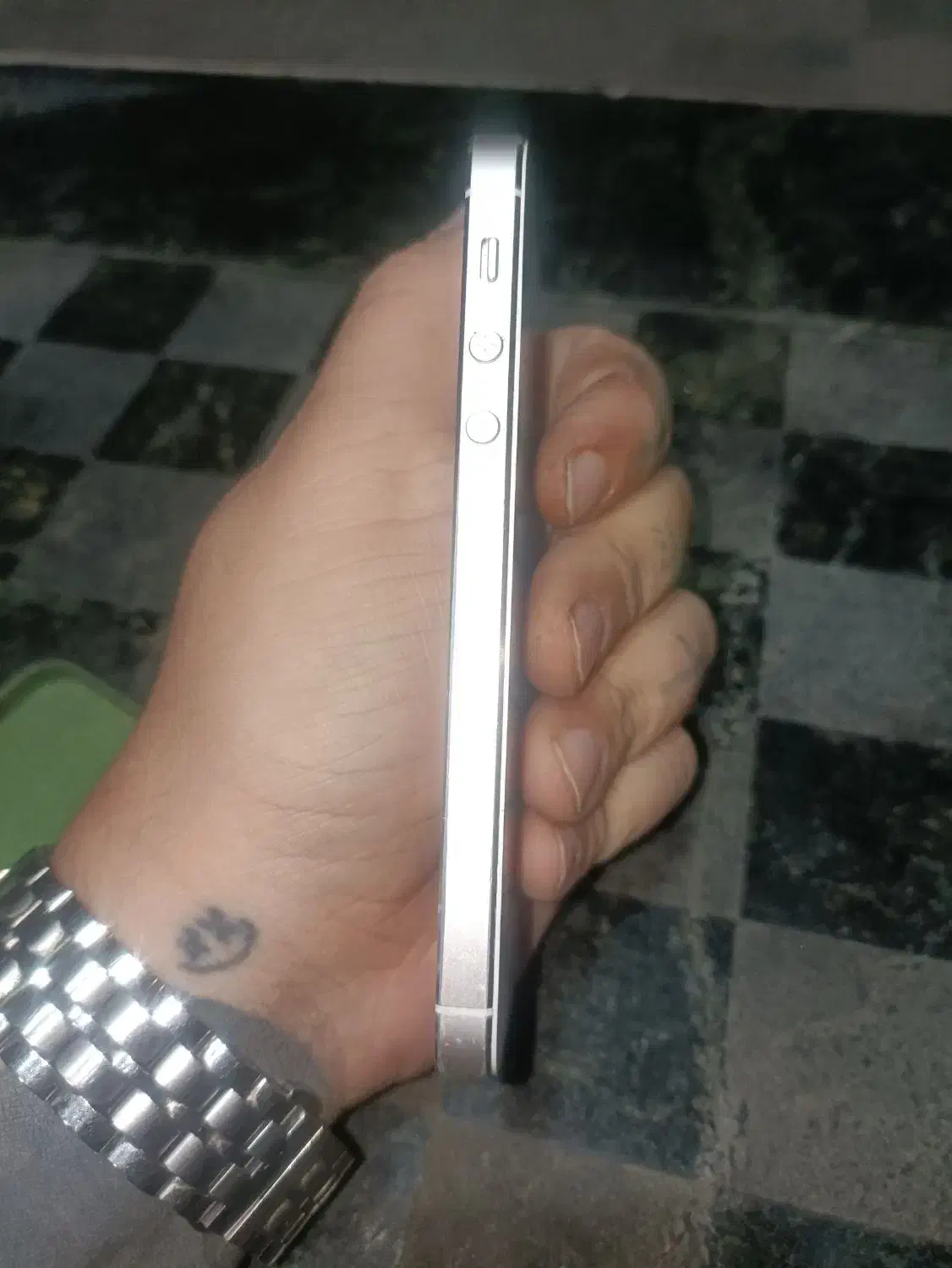 ایفون 5s فقط نیاز به تعویض باتری داره|موبایل|شیراز, باغ تخت|دیوار