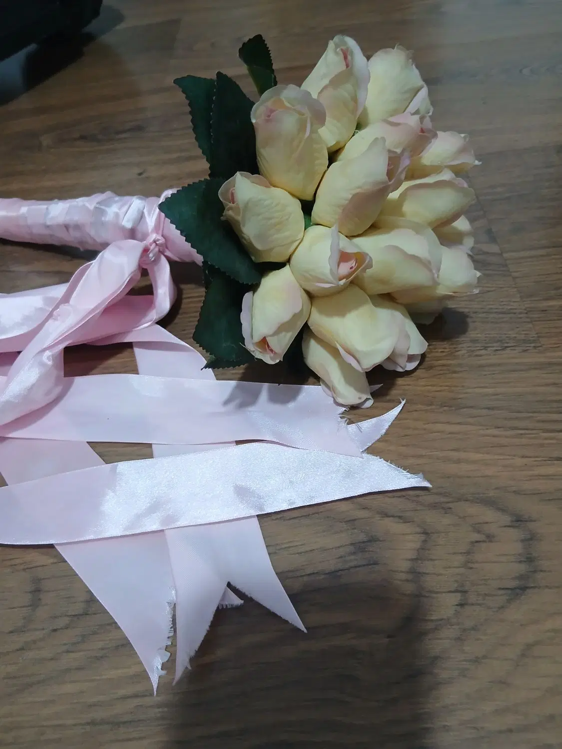 دسته گل عروس و گل رز|گل مصنوعی|کرج, اصفهانیها|دیوار