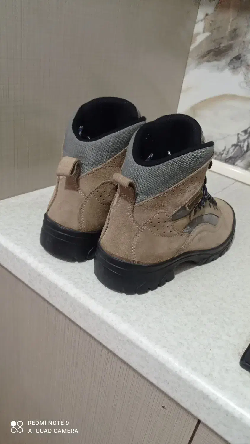 تعدادی نیم بوت،پوتین و کتونی اورجینال|کیف، کفش، کمربند|نمین, |دیوار