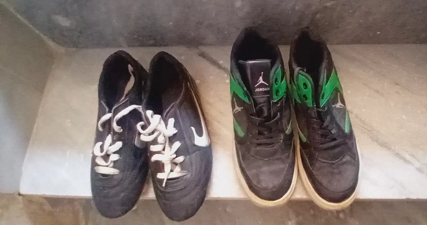 دو جفت کفش.|کیف، کفش، کمربند|اصفهان, حصه جنوبی|دیوار