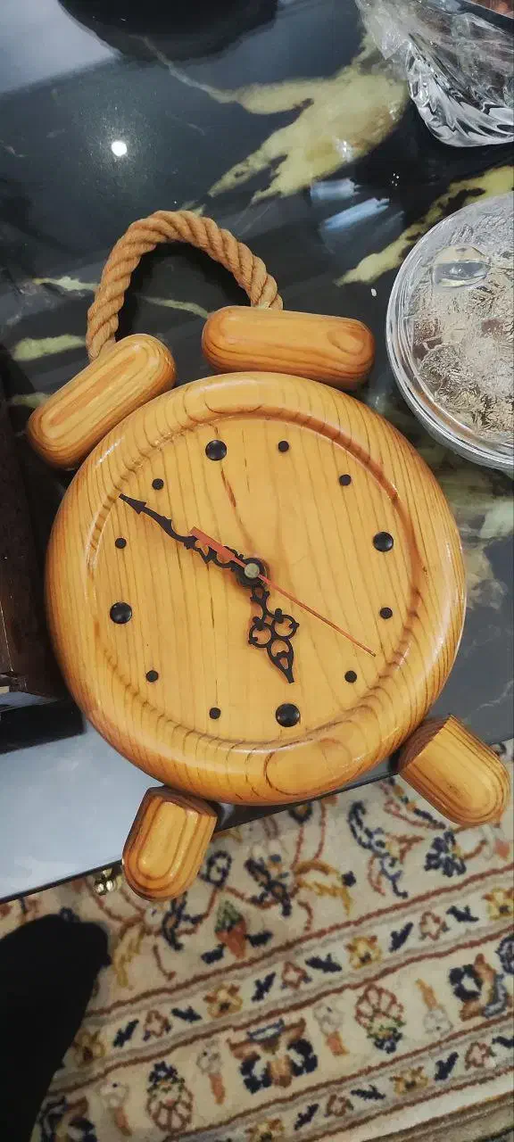 صندلیهای فرفورژه و ساعت چوبی|صندلی و نیمکت|هشتگرد, فاز ۱ مهستان|دیوار