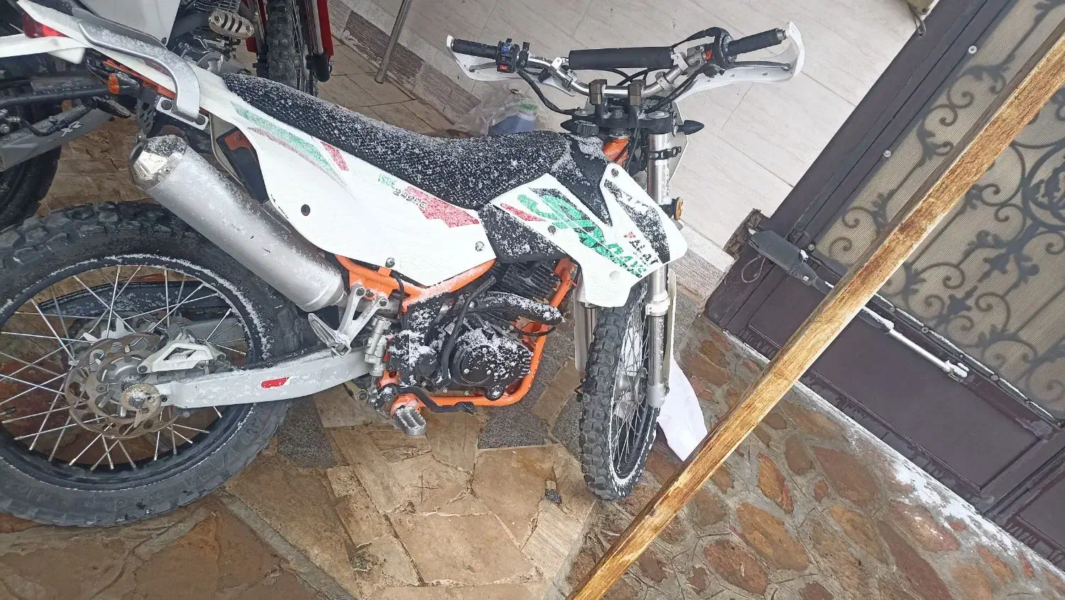 تریل|موتورسیکلت|نیشابور, محله میدان باغات|دیوار