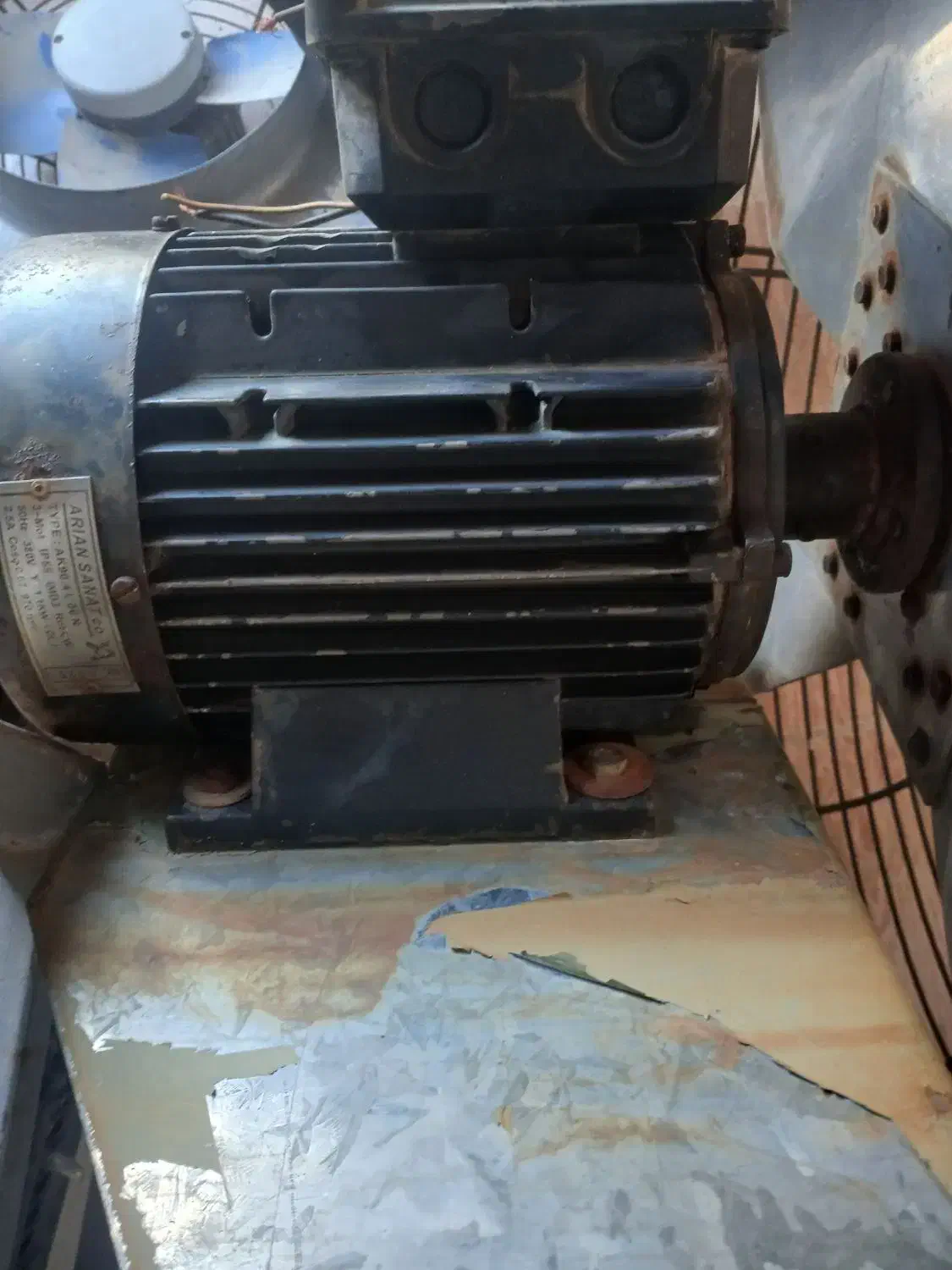 فن تهویه صنعتی|پنکه و تصفیه‌کنندهٔ هوا|کرمانشاه, |دیوار