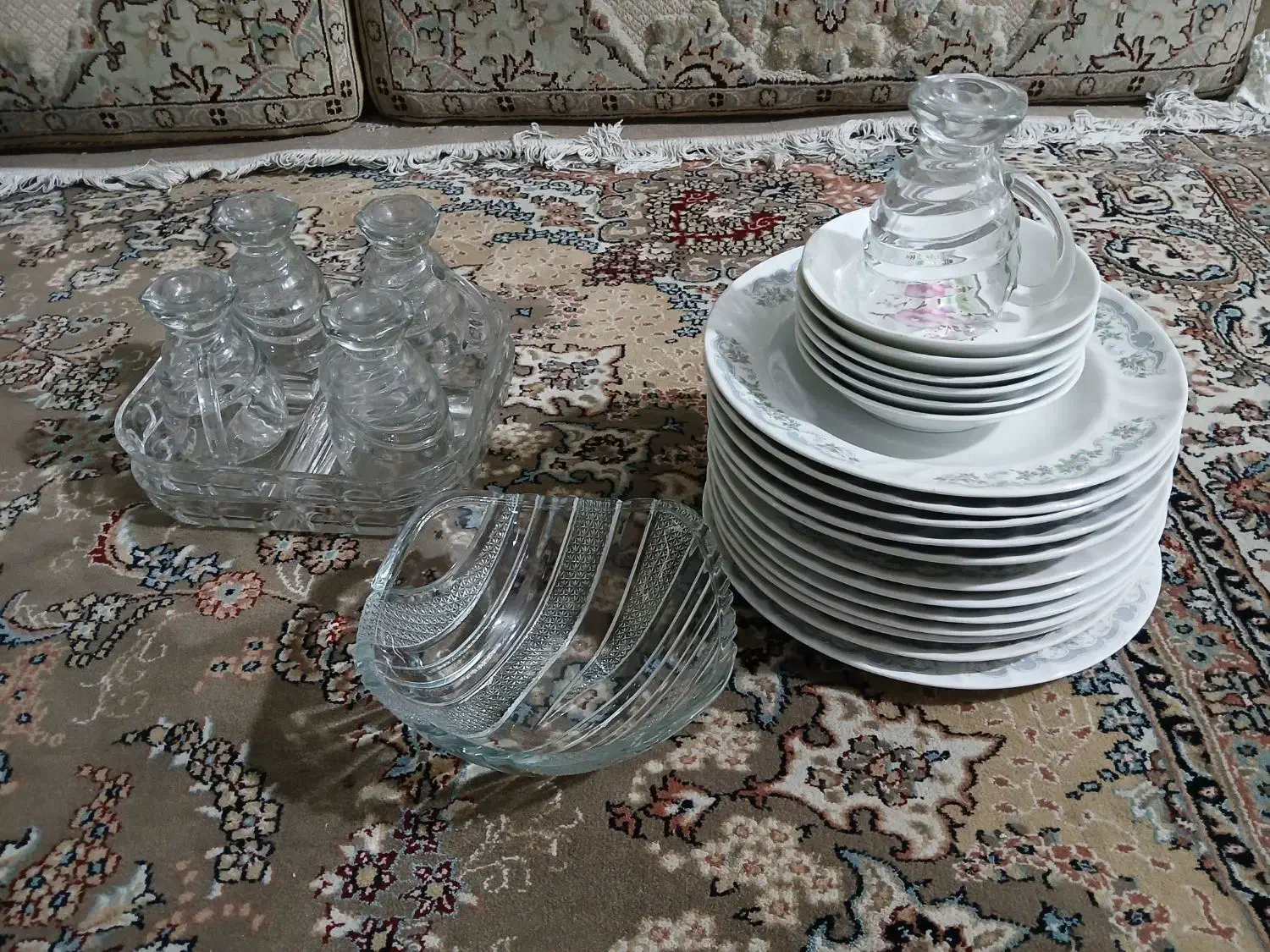 این چینی ها و ظروف شیشه ای و استکانها روهم|ظروف سرو و پذیرایی|خرم‌آباد, |دیوار