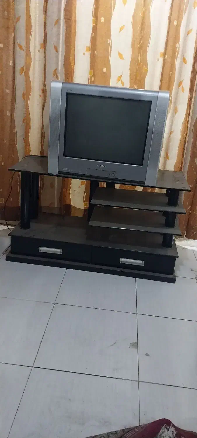 تلویزیون و میز تلویزیون و فرش|تلویزیون و پروژکتور|رشت, اسماعیل آباد|دیوار