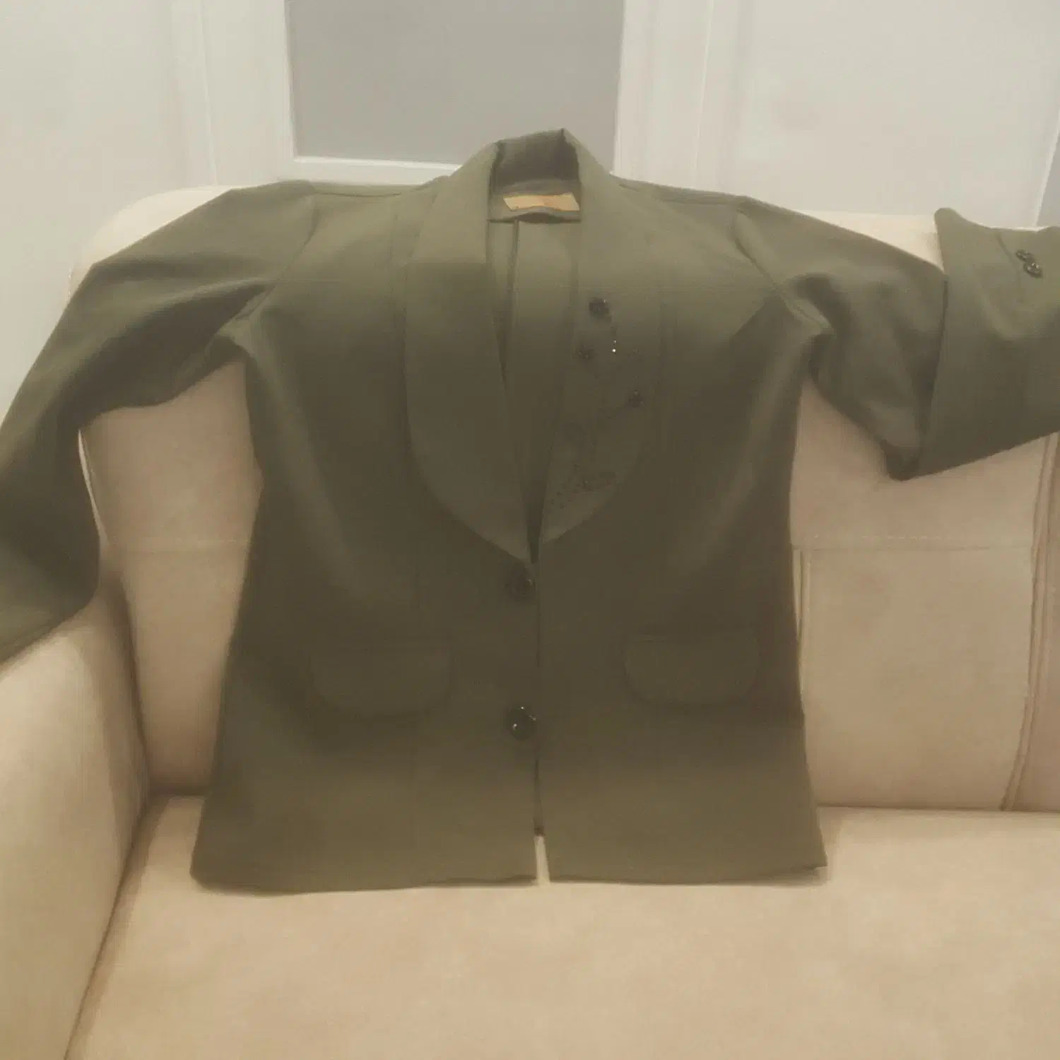 لباس مجلسی|لباس|مشهد, تربیت (صدف)|دیوار