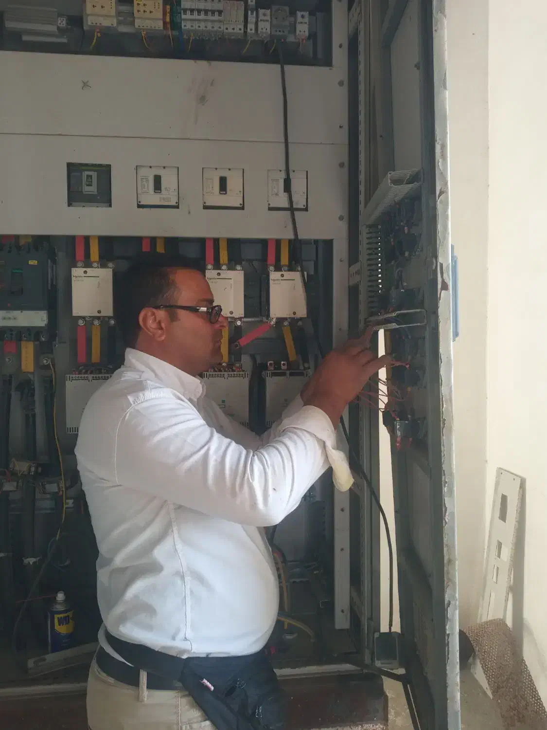 برقکار صنعتی(ساخت وتعمیر تابلو برق)|خدمات پیشه و مهارت|زابل, |دیوار