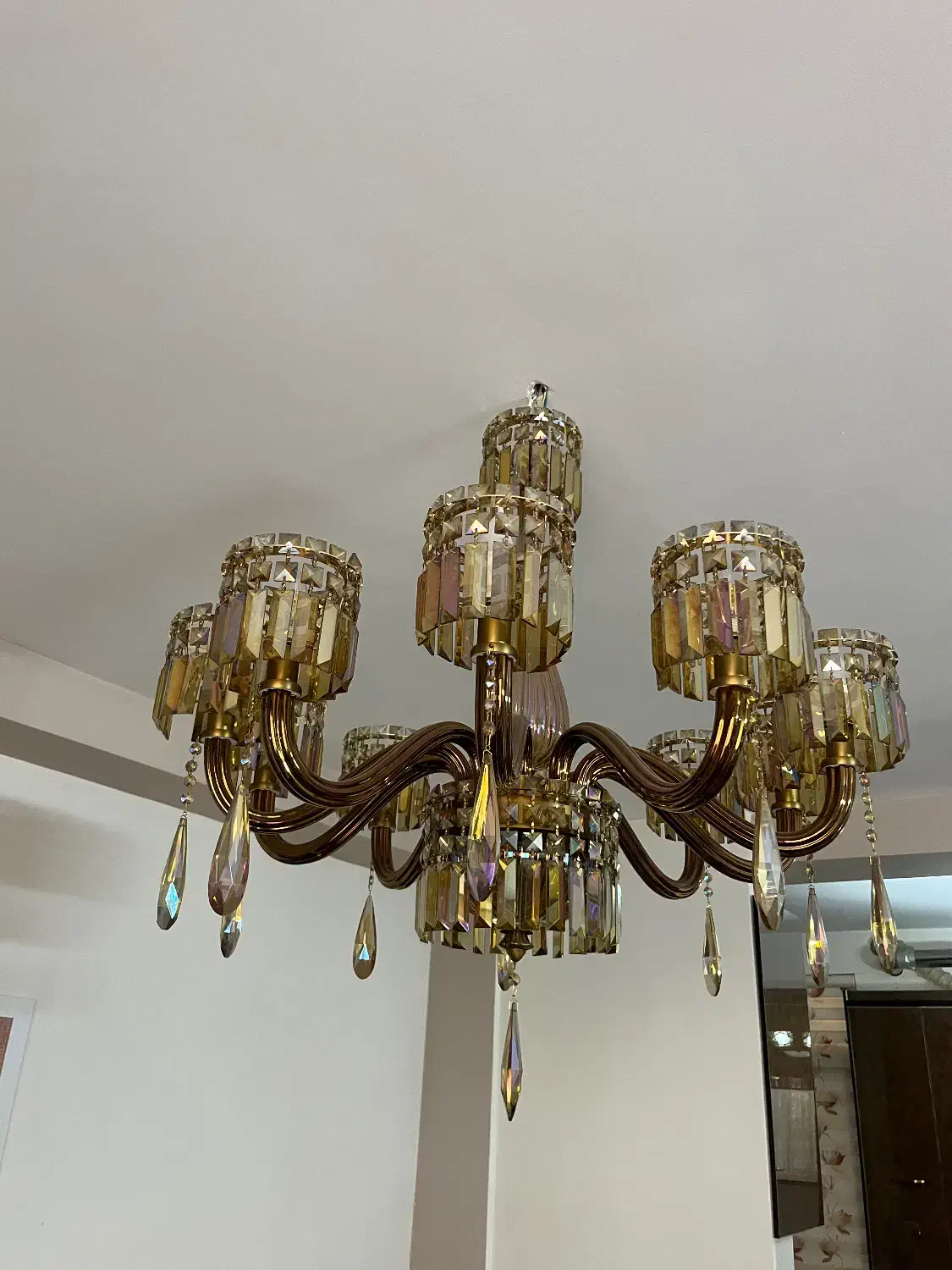 دو عدد لوستر- یکی ۱۰شاخه کریستال و یکی چوبی کلاسیک|لوستر و چراغ آویز|پردیس, فاز ۸|دیوار