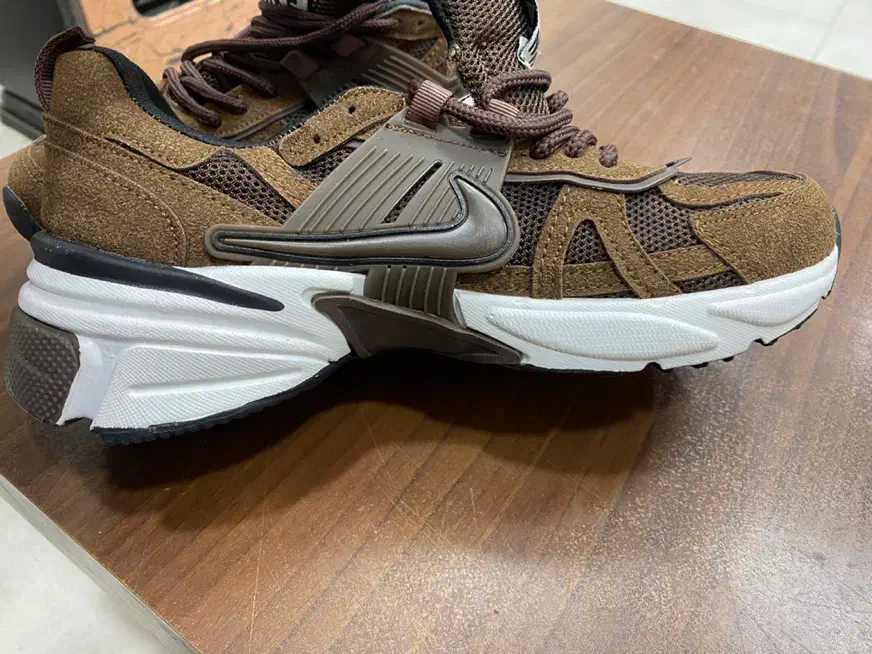 کتونی زنونه نایک v2k قهوه یی|کیف، کفش، کمربند|مشهد, استاد یوسفی (شهرک غرب)|دیوار