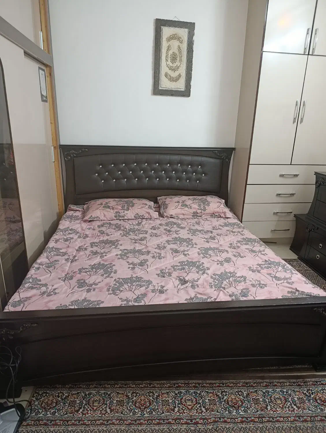 فروش سرویس  تختخواب همراه اینه دراور وپاتختی|تخت و سرویس خواب|سراب, |دیوار
