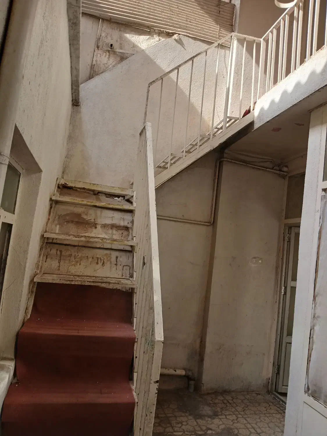 حیاط دربستی ۵۰متر ۲طبقه یک سرویس.تخلیه.