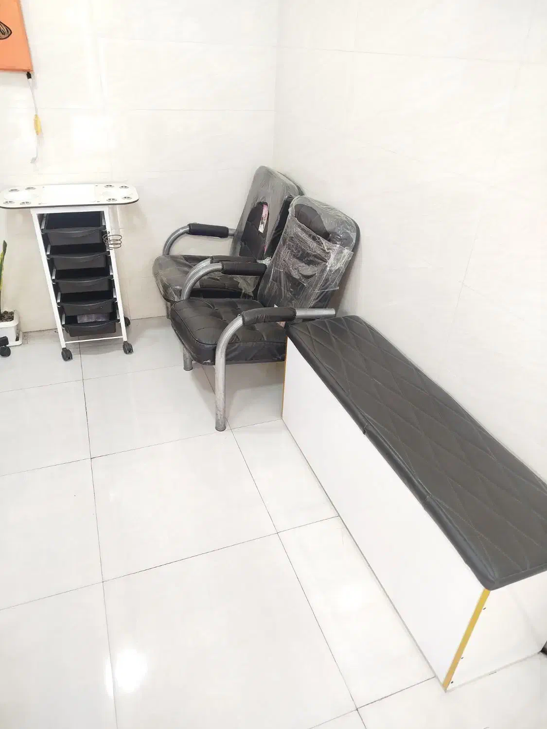 دکور آرایشگاه تمیز و با کیفیت|آرایشگاه و سالن‌های زیبایی|آزادشهر, |دیوار