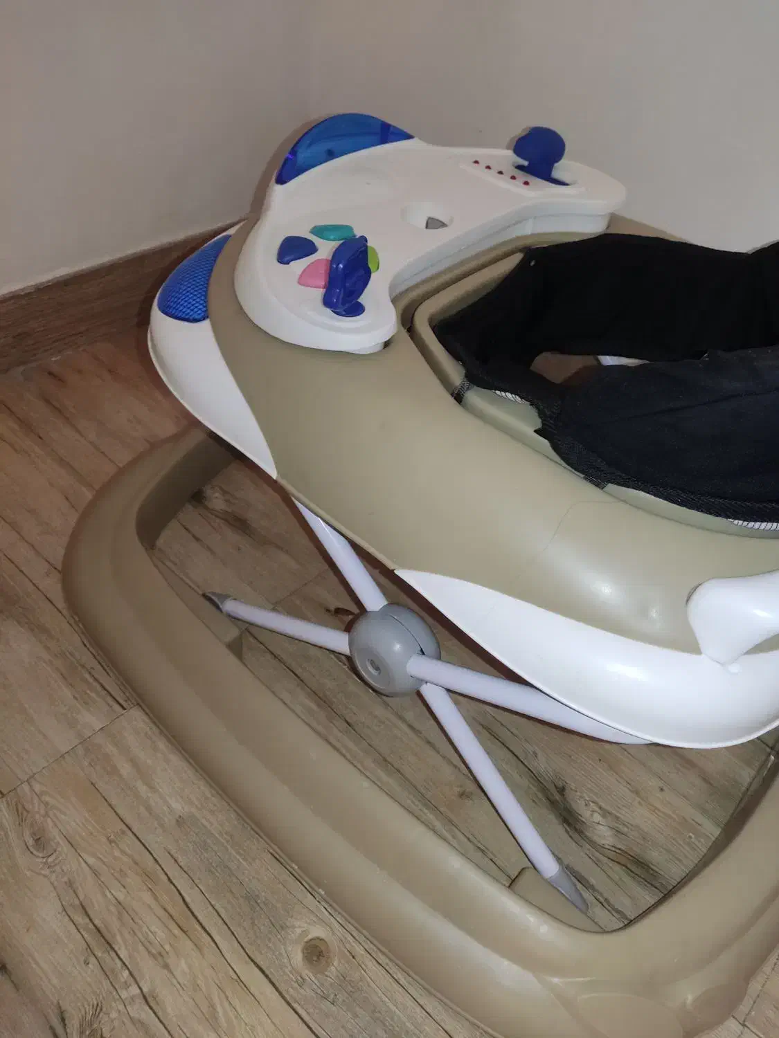 رورئک|کالسکه و لوازم جانبی|رباط‌کریم, نصیرشهر|دیوار