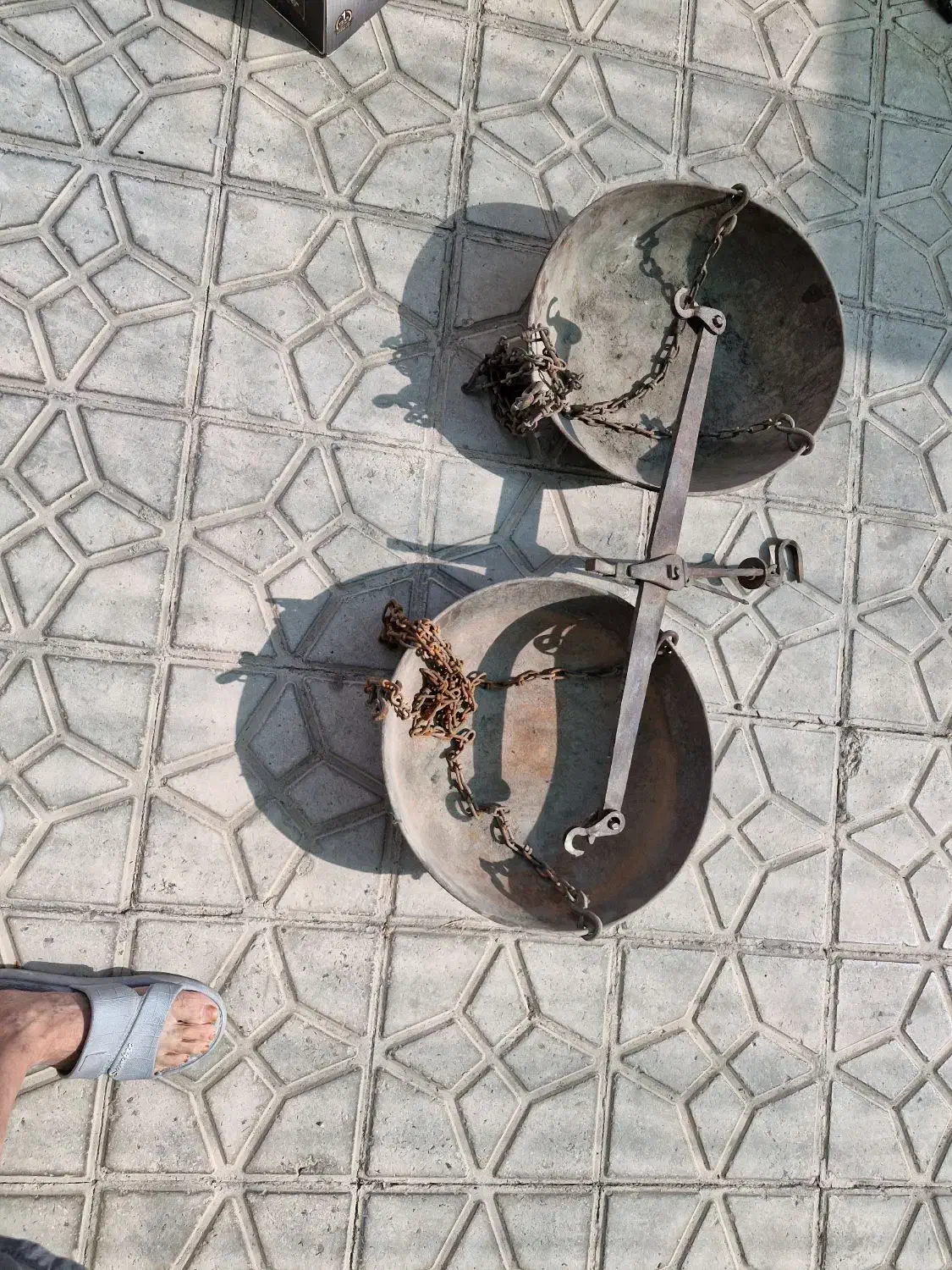 ترازوی قدیمی عتیقه|کلکسیون اشیاء عتیقه|مرودشت, مسجد رسول|دیوار