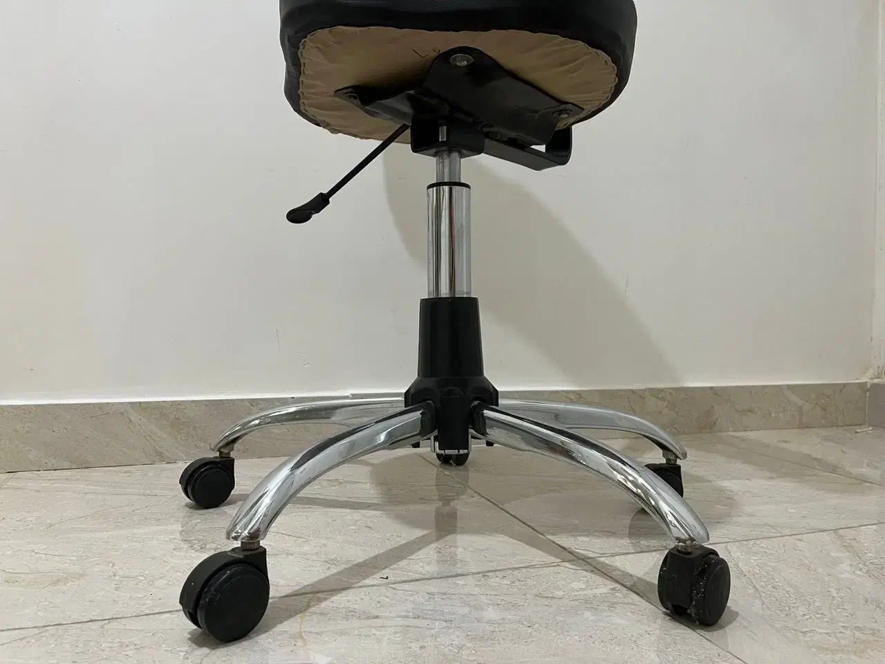 یک عدد صندلی چرخدار|مبلمان اداری|رشت, امین الضرب|دیوار