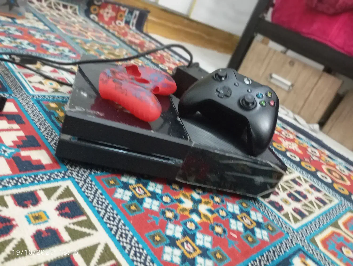 ایکس باکس وان|کنسول، بازی ویدئویی و آنلاین|رباط‌کریم, کیکاور|دیوار