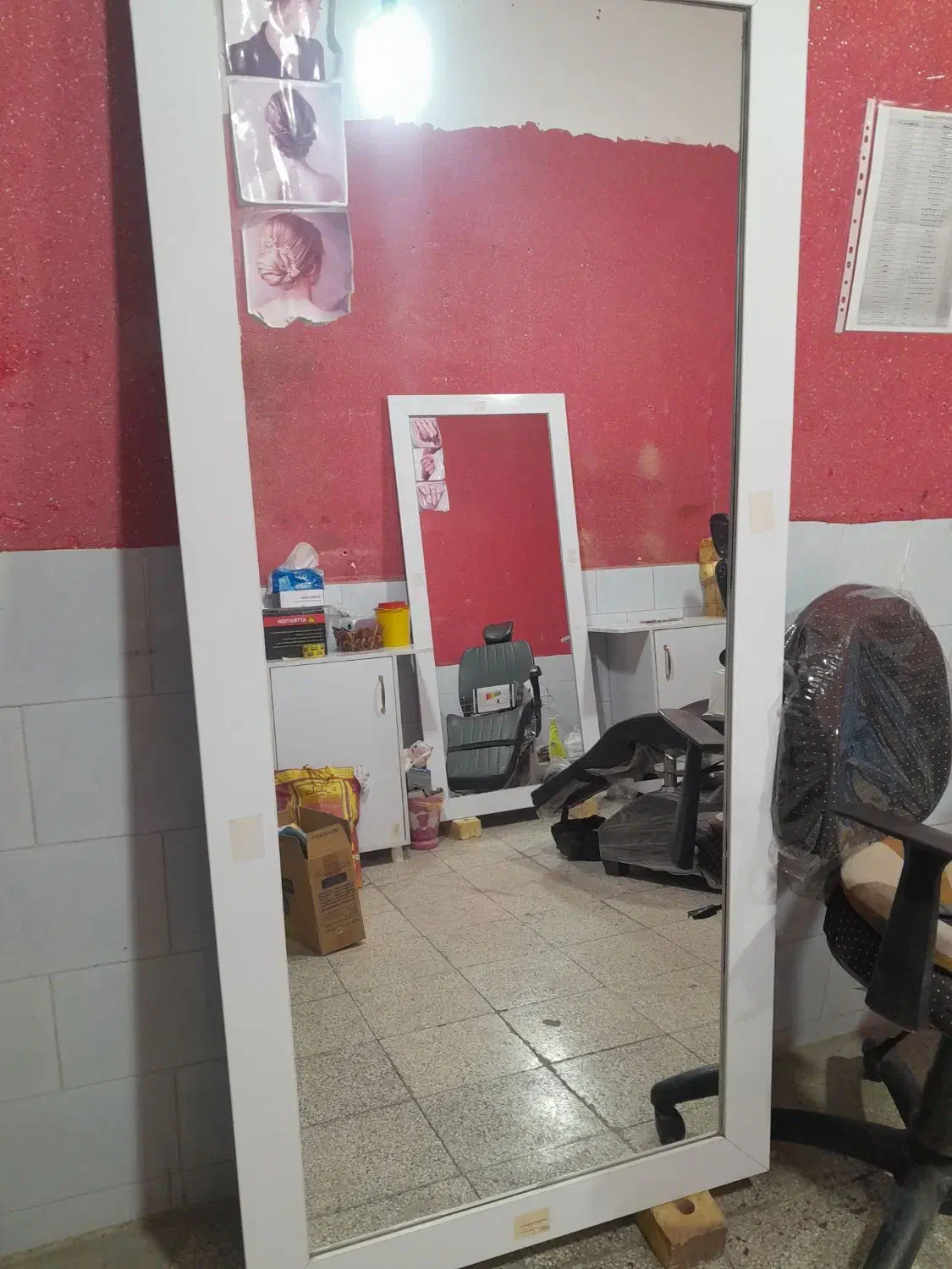 دو عدد صندلی دوتا اینه یه سرشور.|آرایشگاه و سالنهای زیبایی|گالیکش, |دیوار