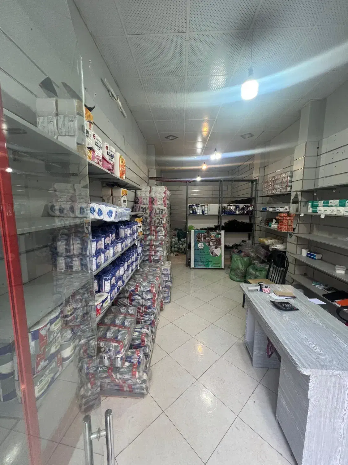 مغازه خیابان مدرس،۴۰متر(همراه با دکور و قفسه)|اجارهٔ مغازه و غرفه|سبزوار, بیهق شرقی|دیوار