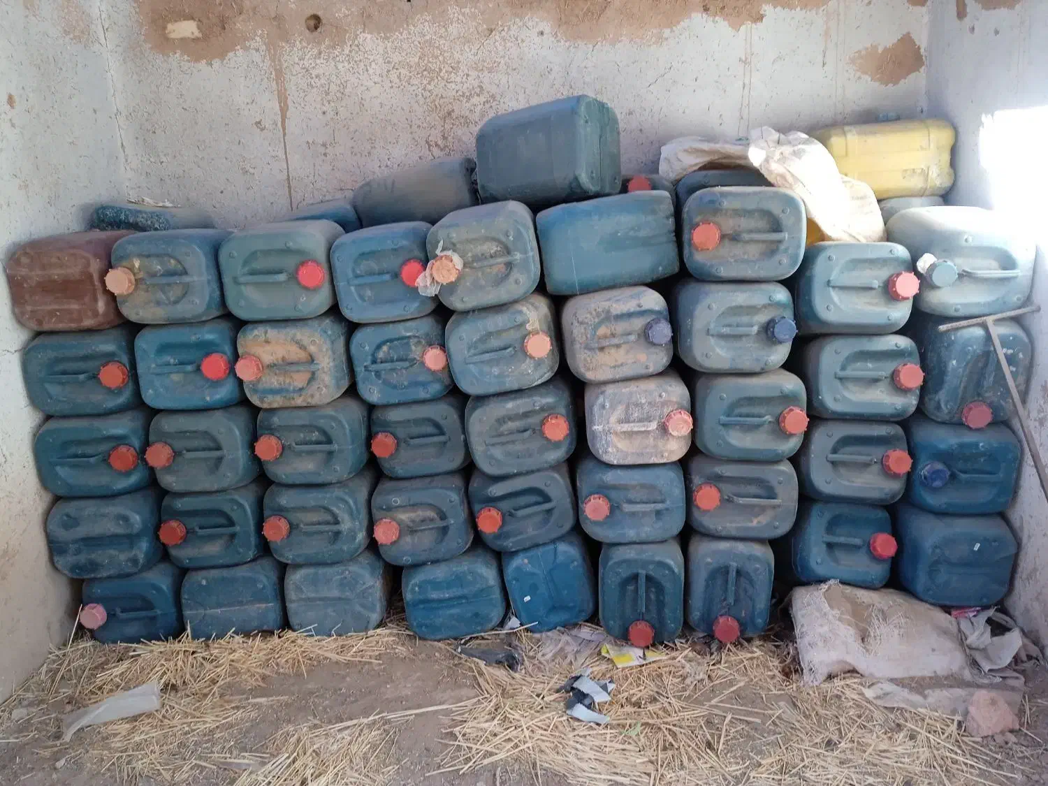 گالن پلاستیکی|ظروف نگهدارنده، پلاستیکی، یکبارمصرف|سبزوار, هویزه|دیوار