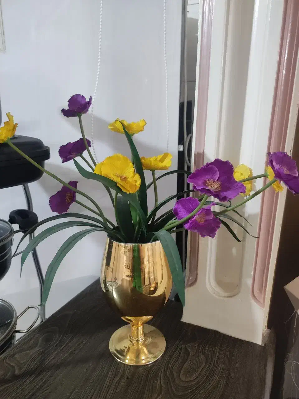 تعدادی گل و گلدان دکوری|گل مصنوعی|اراک, |دیوار