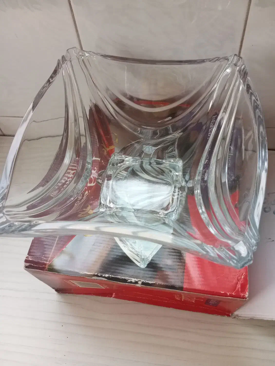 تعدادی ظرف نو|ظروف سرو و پذیرایی|ساوه, |دیوار