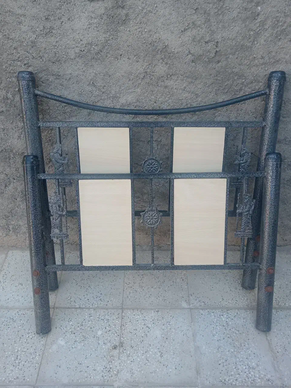 تخت تک نفره|تخت و سرویس خواب|تربتحیدریه, باغ سلطانی|دیوار