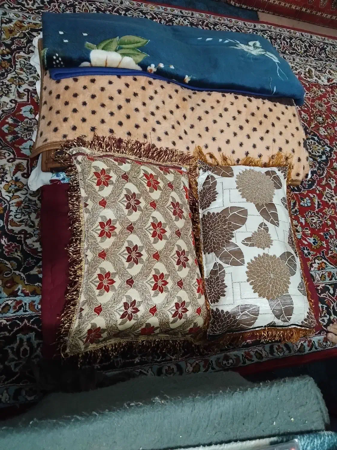یه جفت پشتی گلدوزی یه جفت سنتی|رختخواب، بالش، پتو|زاهدان, |دیوار