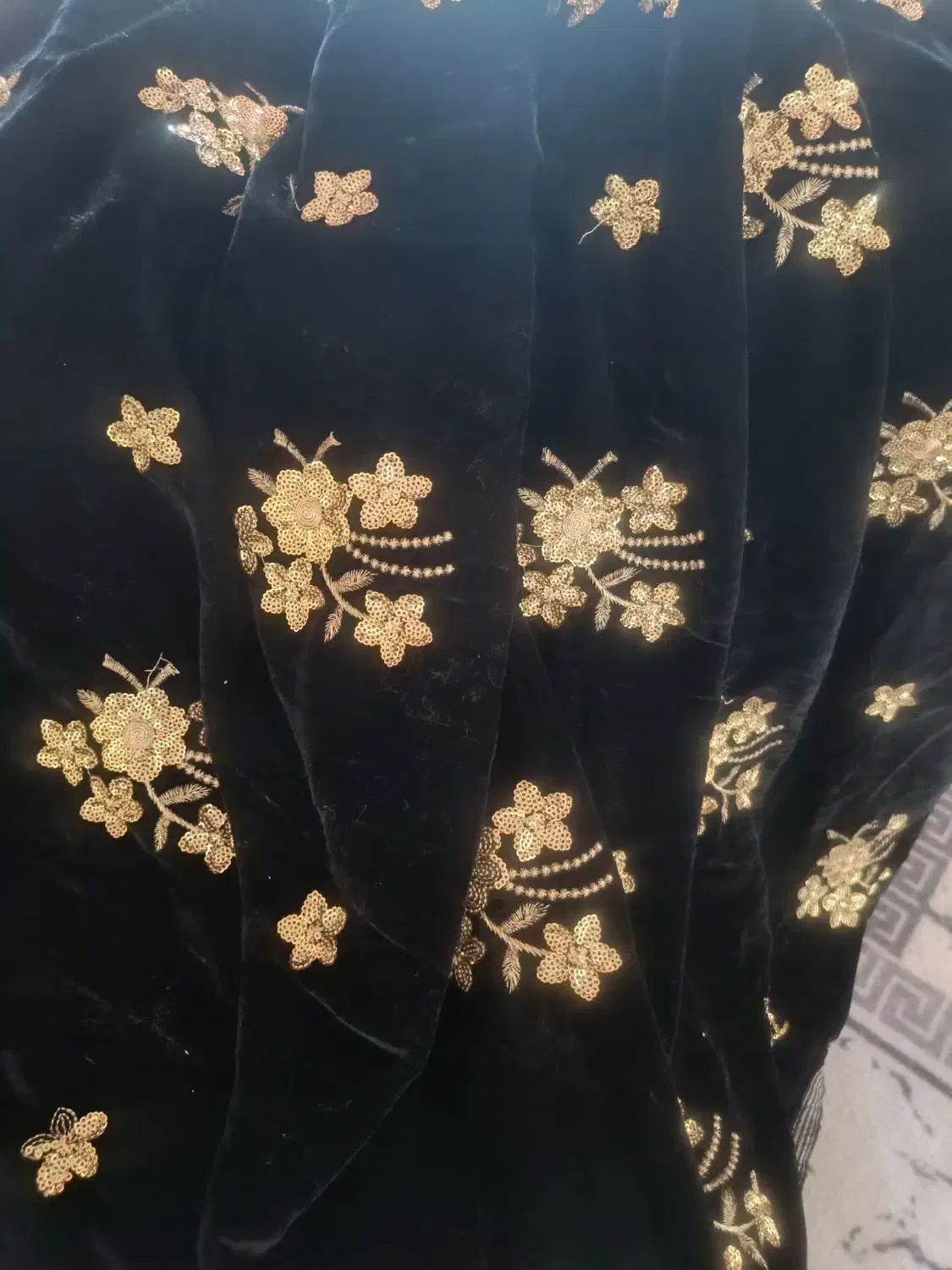 پارچه مخمل|لباس|دوگنبدان, |دیوار