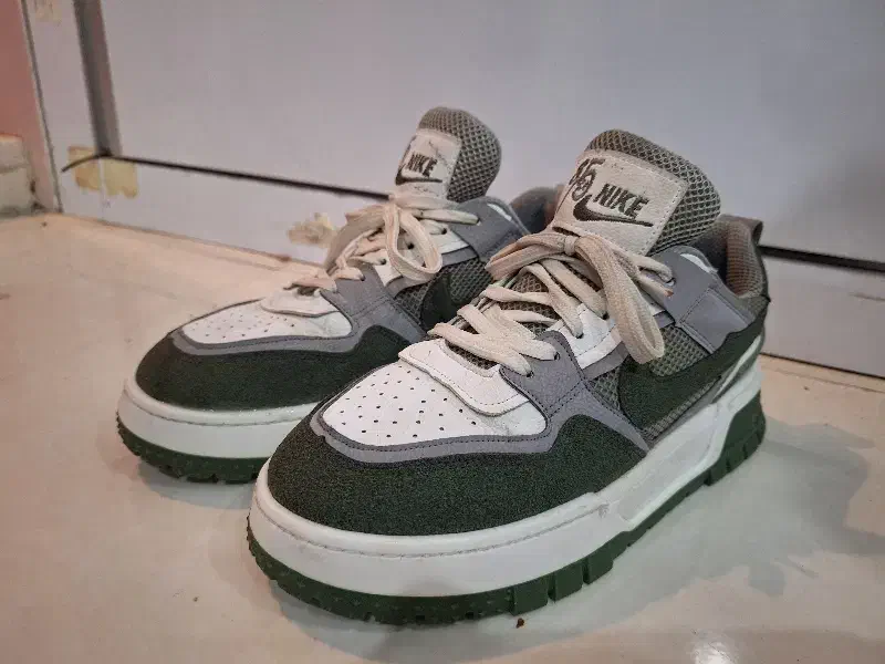 کفش نایک|کیف، کفش، کمربند|اصفهان, دستگرده|دیوار