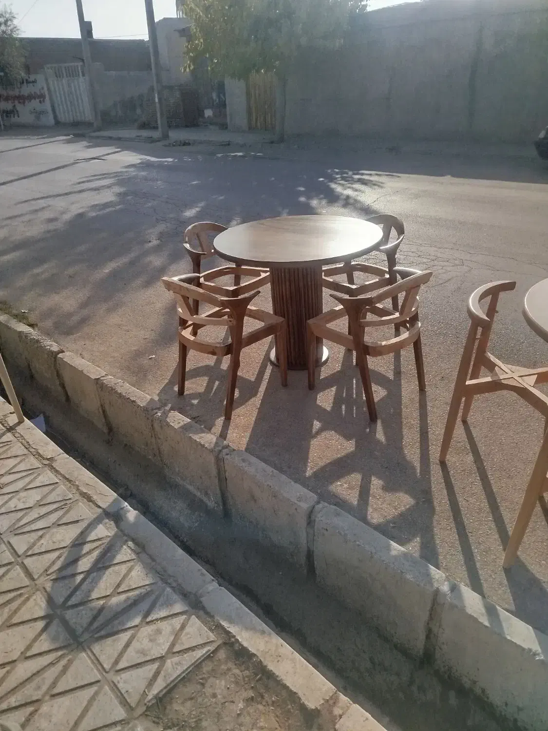 رنگ مصنوعات چوبی دوعدد میزوصندلی امادع|مبلمان خانگی و میز عسلی|بجنورد, |دیوار