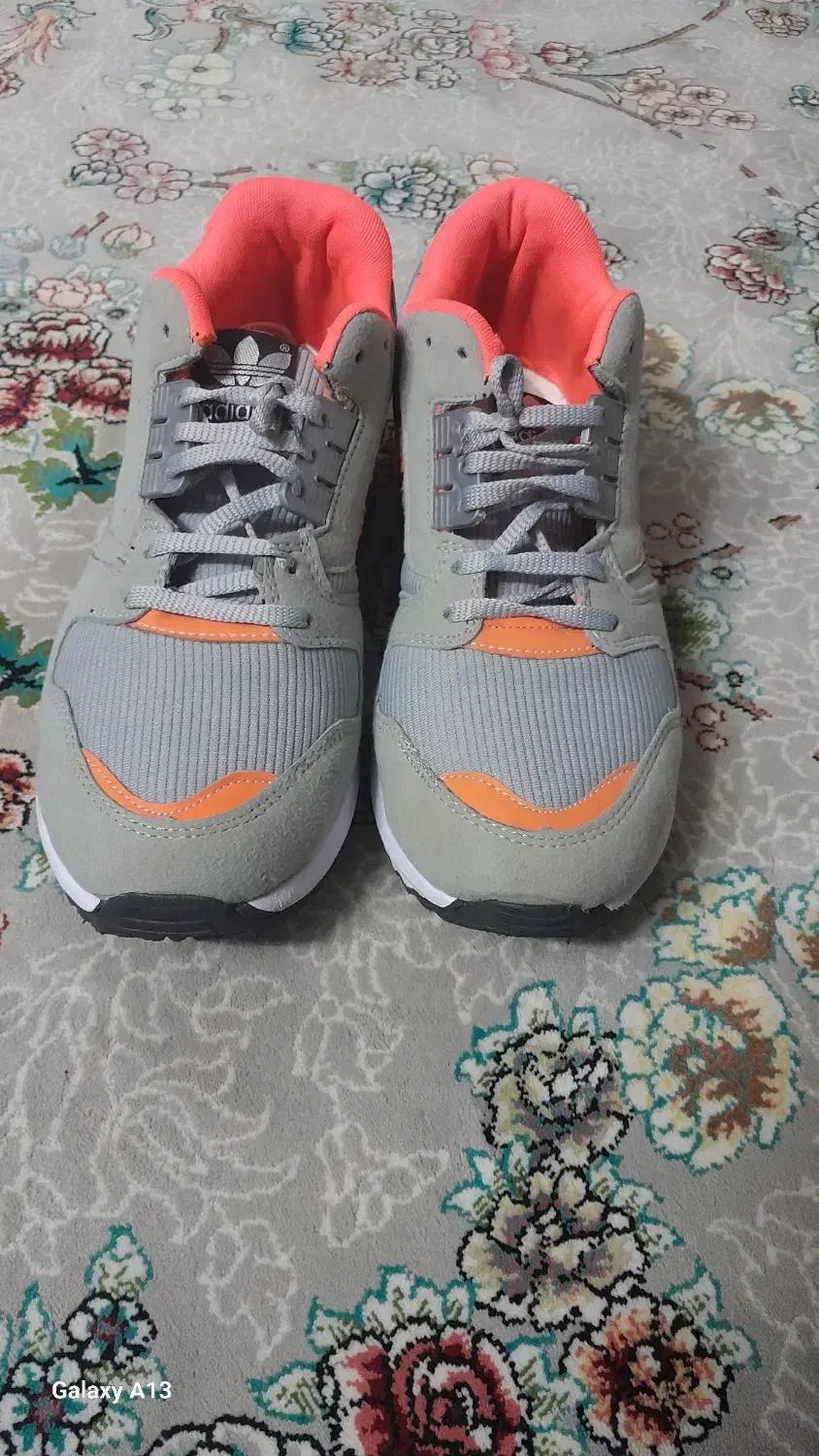 یک جفت کتانی زنانه سایز ۴۱ در صالحیه بهارستان|کیف، کفش، کمربند|بهارستان, |دیوار