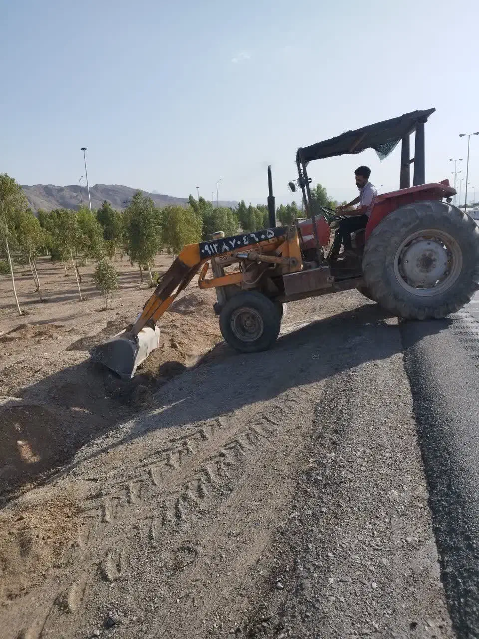 خاکبرداری و حمل نخاله و....با تراکتور و خاور|خدمات حمل و نقل|یزد, |دیوار