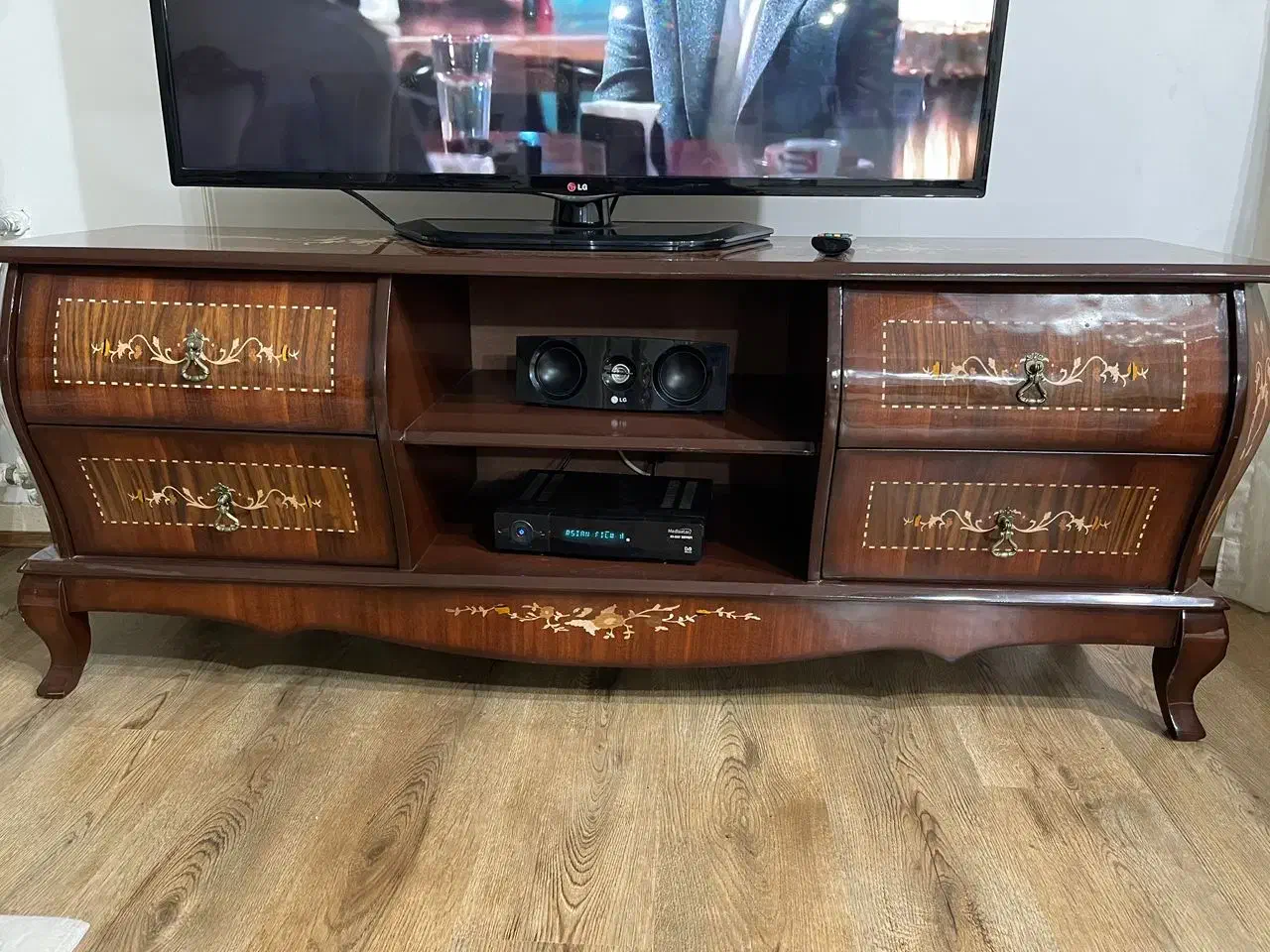 وسایل در حدنو|بوفه، ویترین، کنسول|ماهدشت, |دیوار