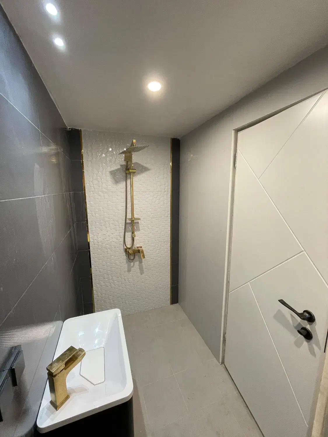 اجاره ۱۲۷متر/ برج برند / نورگیر / دریاچه/ سه خواب