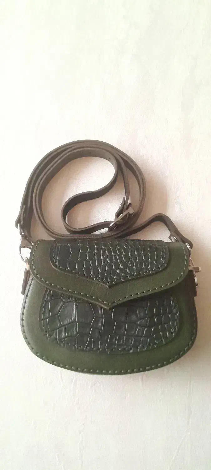 کیف دوشی دست‌دوز چرم طبیعی.طرح خاص کروکودیل|کیف، کفش، کمربند|اصفهان, جوزدان الیادران|دیوار