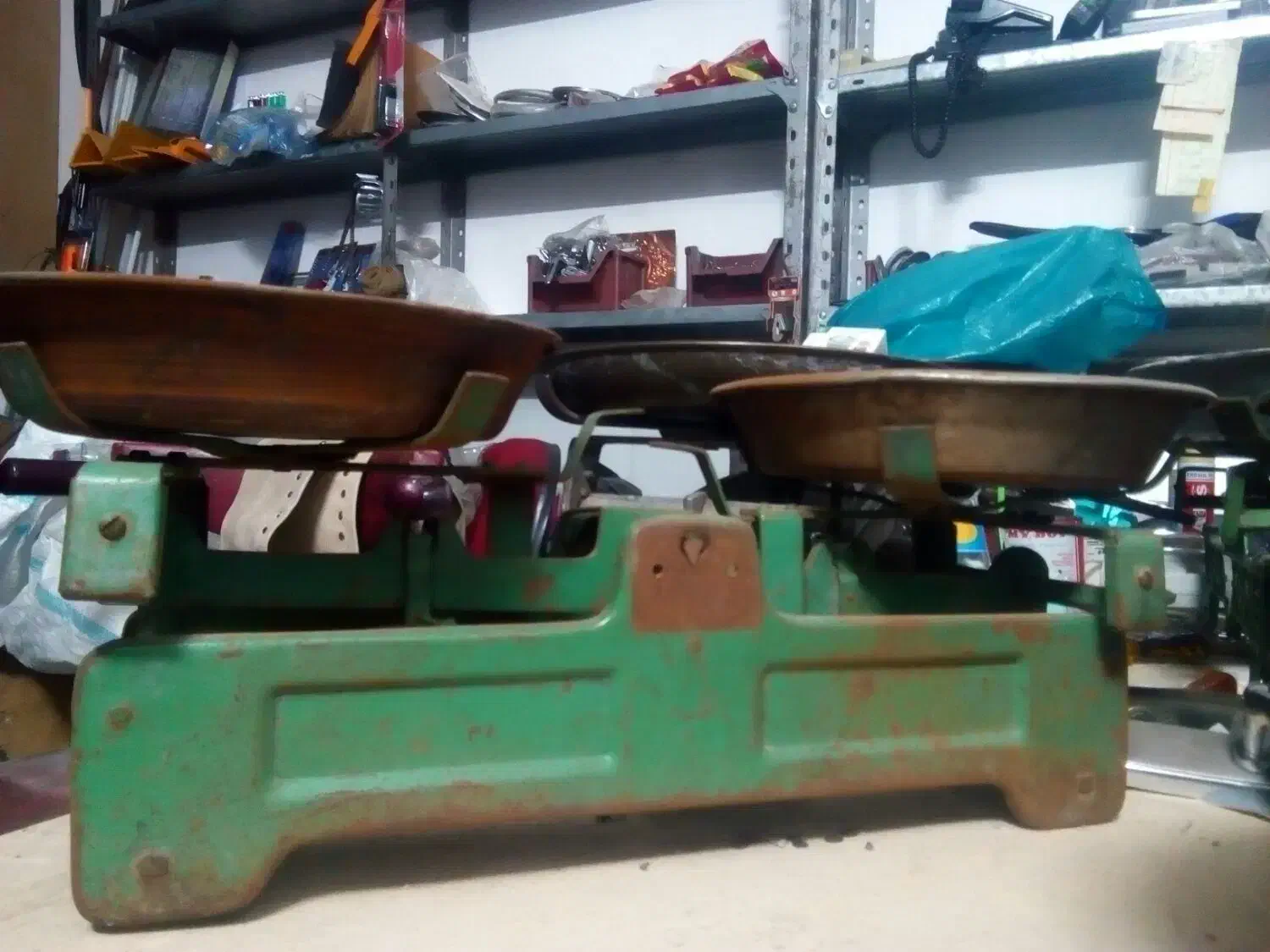 ترازو کفه ای قدیمی و عتیقه|کلکسیون اشیاء عتیقه|بیرجند, |دیوار