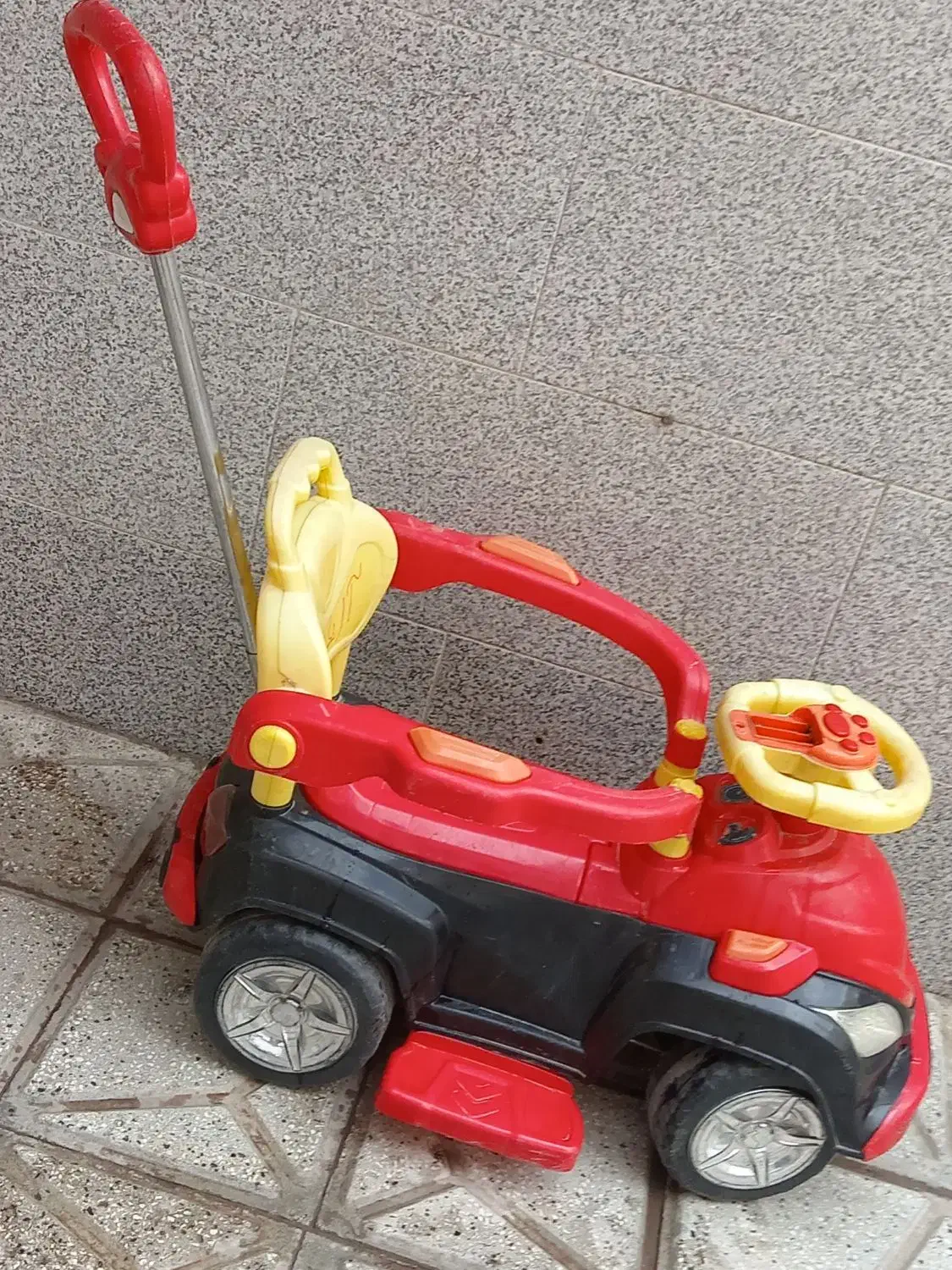 چهارچرخ|اسباب‌بازی بچه|نیشابور, گنبد سبز|دیوار