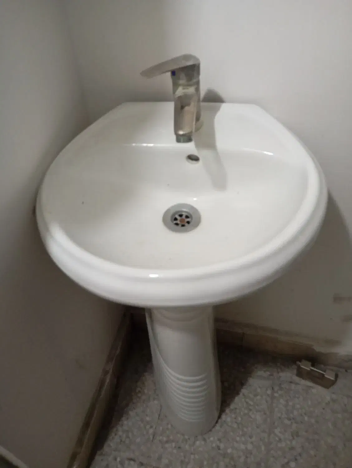 روشویی درحد نو|لوازم سرویس بهداشتی|بروجرد, |دیوار