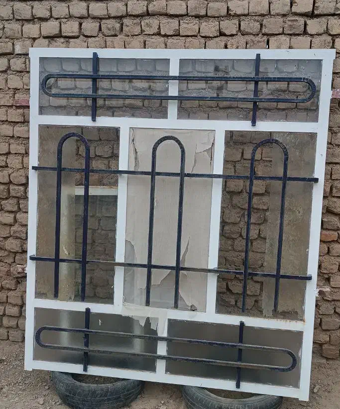 پنجره آهنی تمیز بدون پوسیدگی|مصالح و تجهیزات ساختمان|قائن, |دیوار