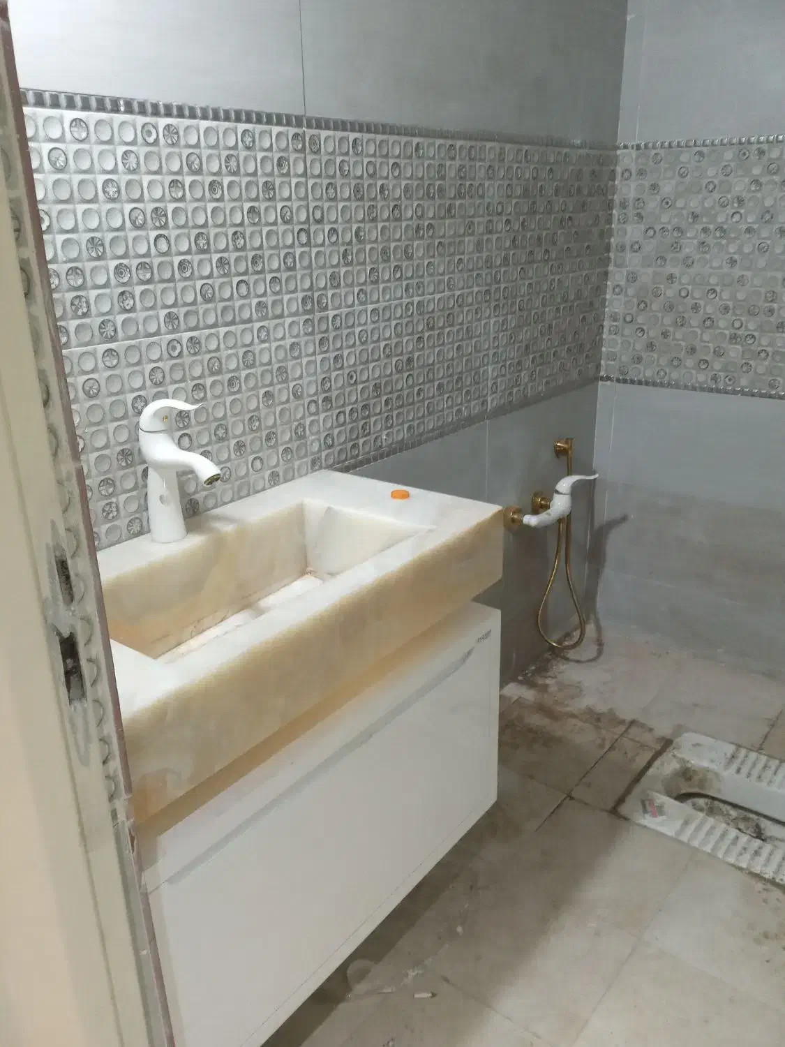 نصب وتعمیر انواع آبگرمکن دیواری وشیرآلات ولوله کشی|خدمات پیشه و مهارت|همدان, |دیوار