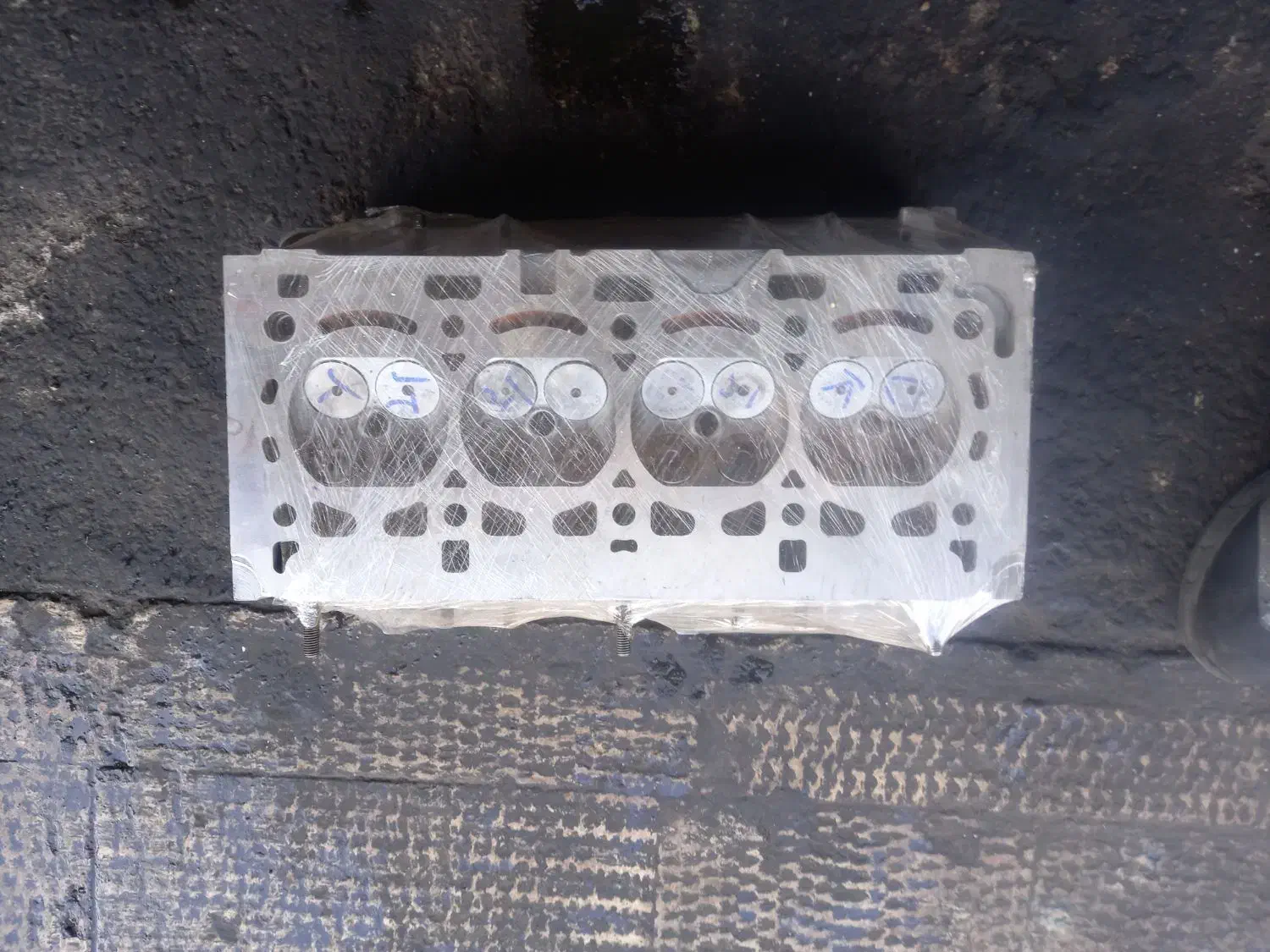 سرسیلندر ای اف سون|قطعات یدکی و لوازم جانبی|اندیشه, اندیشه فاز ۱|دیوار