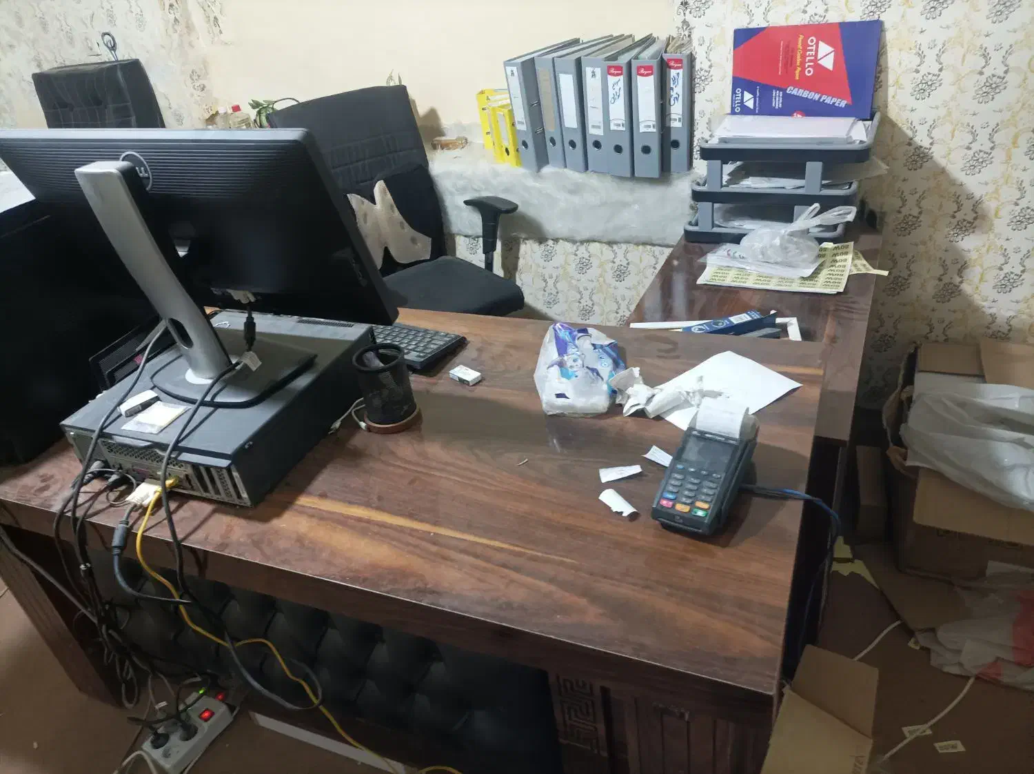 یک عدد میز مدیریت یک میز اداری چهار عدد صندلی|دفتر کار|نیشابور, شهید جعفری|دیوار