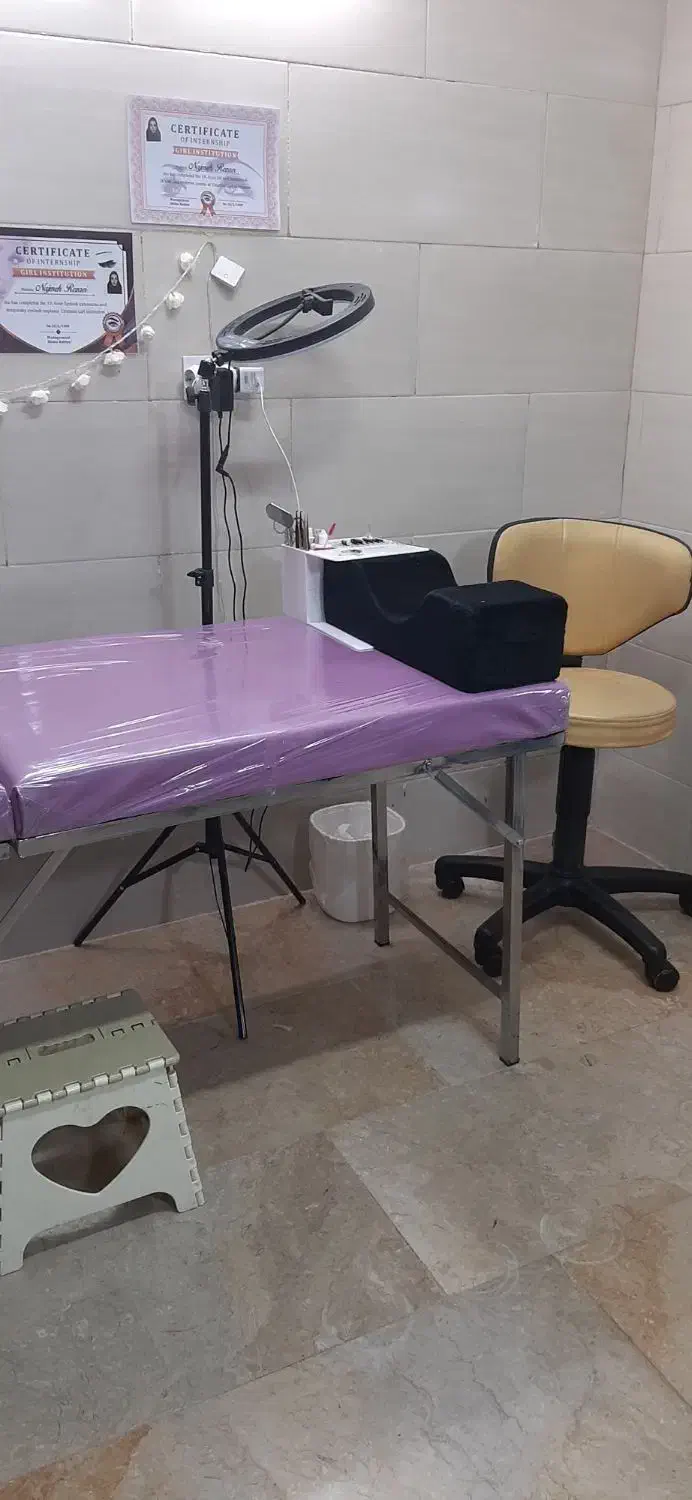 صندلی اصلاح وتخت ماساژ یا مژه|آرایشگاه و سالن‌های زیبایی|گلبهار, شهر جدید گلبهار|دیوار