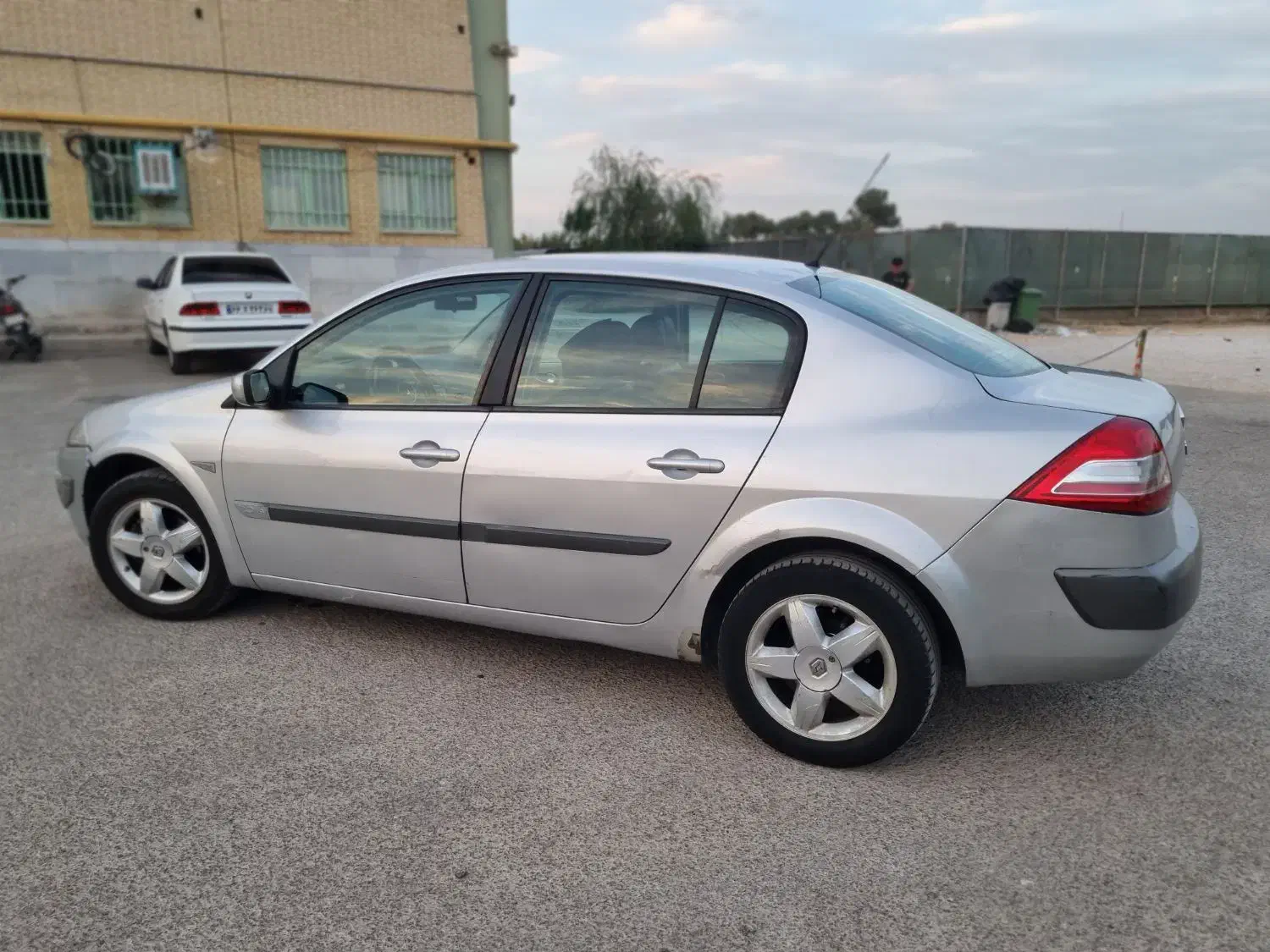 مگان ۲۰۰۰ اتومات وارداتی|خودرو سواری و وانت|اصفهان, جلفا|دیوار