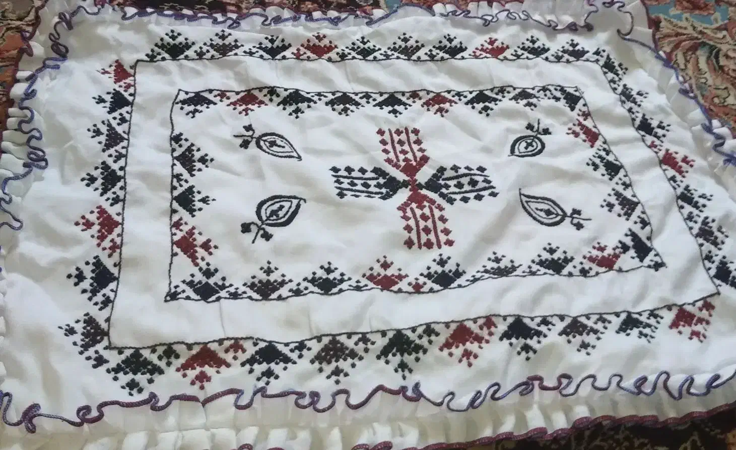 ناز بالشت دست دوز پریوال|رختخواب، بالش، پتو|میرجاوه, |دیوار