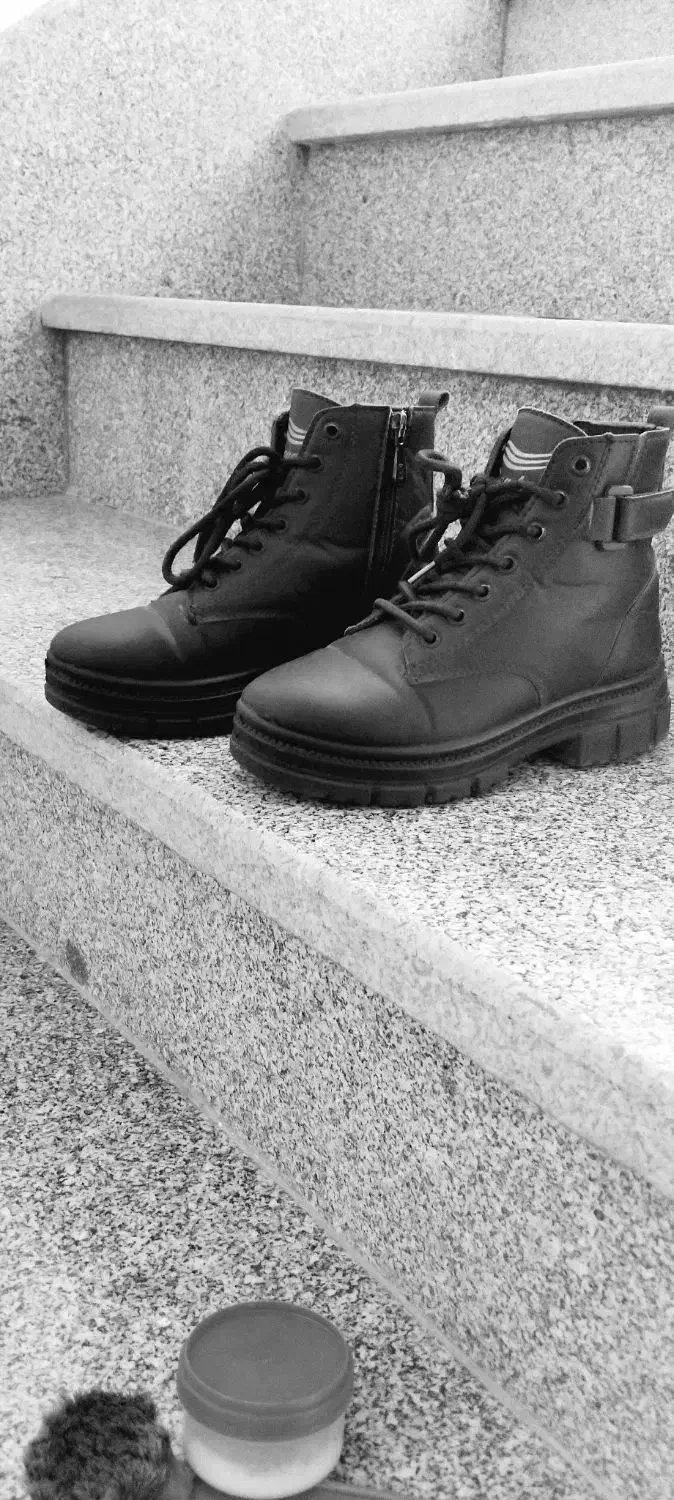 یک جفت پوتین چرم استفاده نشد و یک جفت کفش کتونی|کیف، کفش، کمربند|کوهدشت, |دیوار