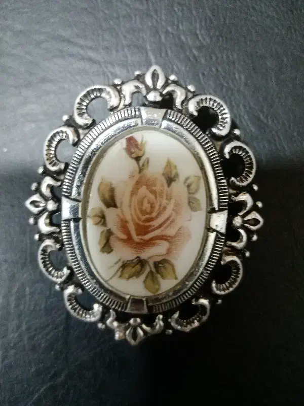 سنجاق سینه قدیمی|کلکسیون اشیاء عتیقه|پیرانشهر, |دیوار